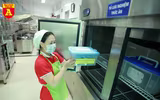 Cận cảnh bữa ăn bán trú của học sinh trong ngày đầu đi học
